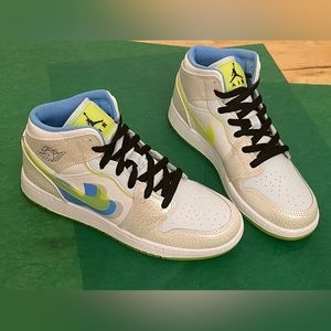 Brand New Nike Air Jordan 1 mid SE size 5.5 Youth